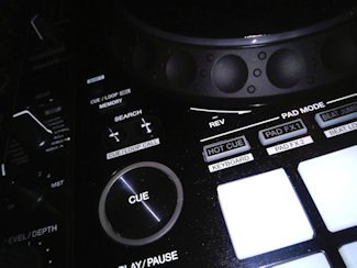 how to use the cue button and hot cues dj's