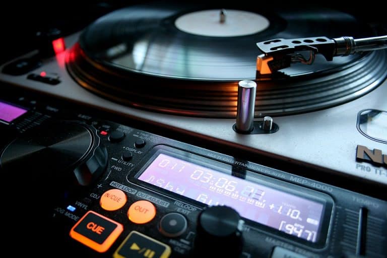 Vinyl vs CDJ vs DJ Controllers Which One is Right for You? » DJingPro