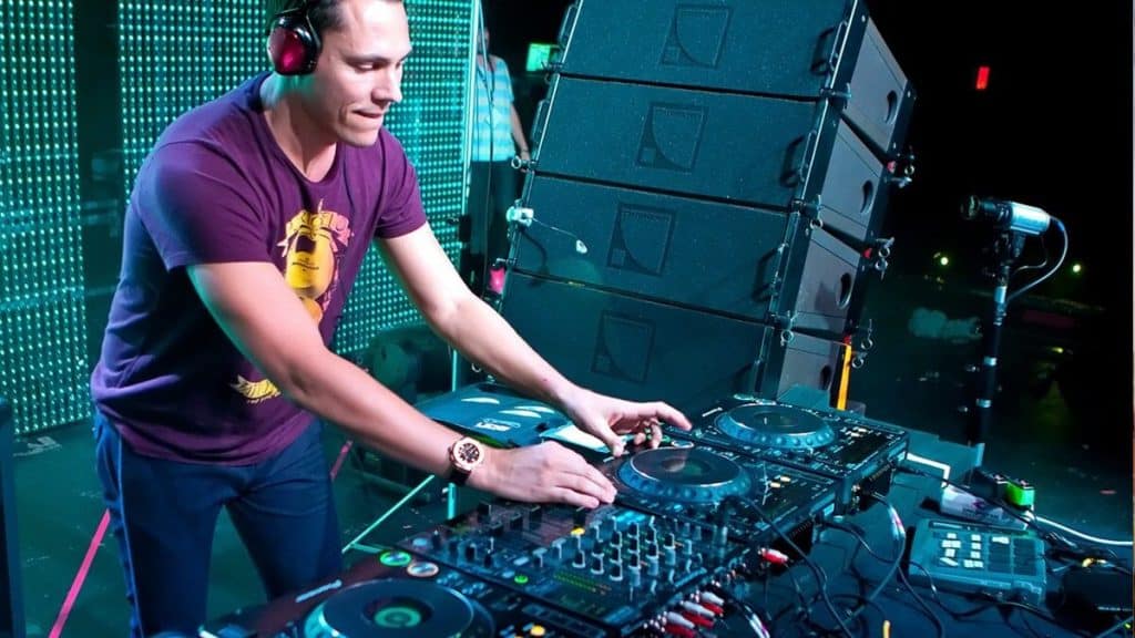 DJ Tiësto using monitor speakers