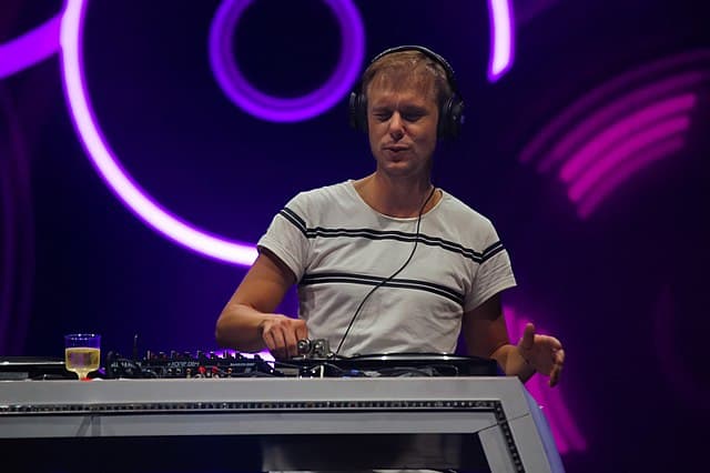 armin van buuren vs deadmau5